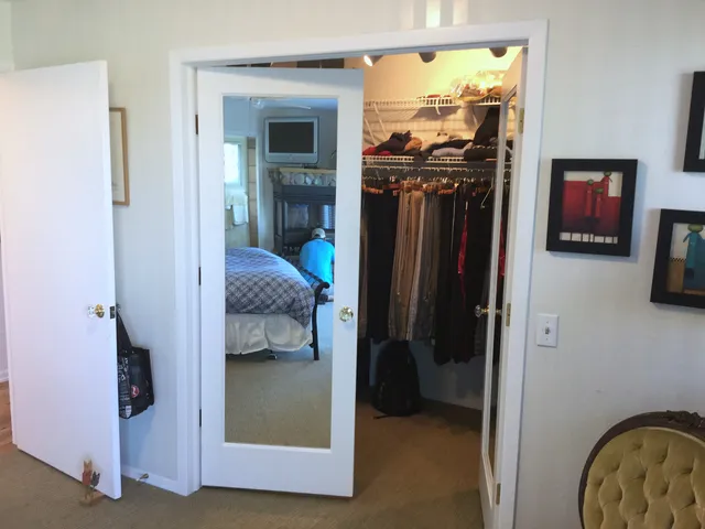 Original mirrored closet doors before the Artists View renovation